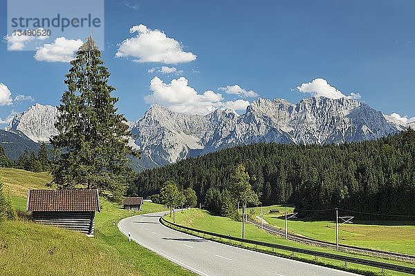 Berglandschaft  Deutsche Alpenstraße vor Karwendelgebirge  Werdenfelser Land  Oberbayern  Bayern  Deutschland  Europa