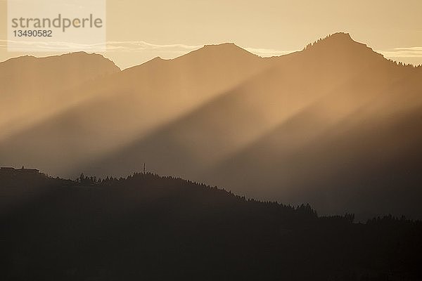 Abendstimmung  Abendlicht  Sonnenstrahlen in den Bergen  Sonnenuntergang  AllgÃ¤u  Bayern  Deutschland  Europa