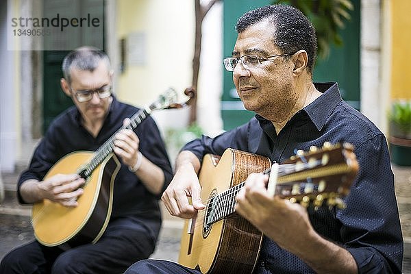 Zwei Fado-Gitarristen mit akustischen und portugiesischen Gitarren in Alfama  Lissabon  Portugal  Europa