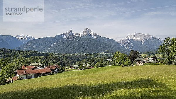 Bergmassiv mit Watzmann und Hochkalter  davor Almwiesen und Wald  Nationalpark Berchtesgaden  Bayern  Deutschland  Europa
