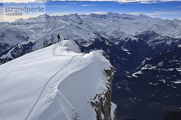 Skitourengeher auf dem schneebedeckten Grat zum Alvier  dahinter die Glarner Alpen  Alviergruppe  Appenzeller Alpen  Kanton St. Gallen  Schweiz  Europa