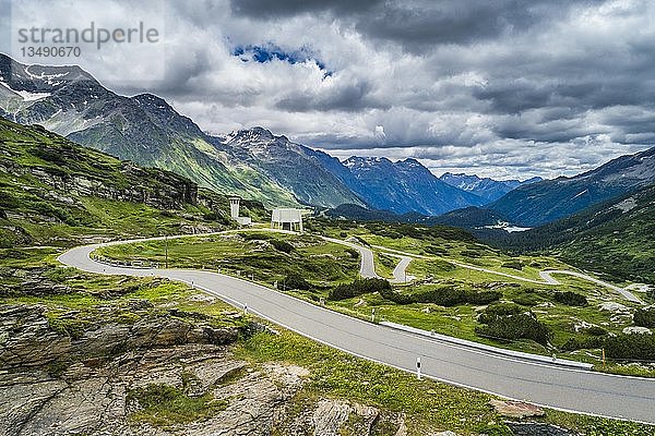 Kurvenreiche Passstrasse San Bernadino Pass  mit Wolken  Kanton Graubünden  Schweiz  Europa