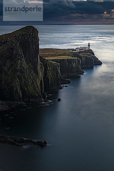 Westküste Isle of Sky mit Nordsee mit Leuchtturm zur blauen Stunde  Neist Point  Dunvegan  Isle of Sky  Schottland  Vereinigtes Königreich  Europa