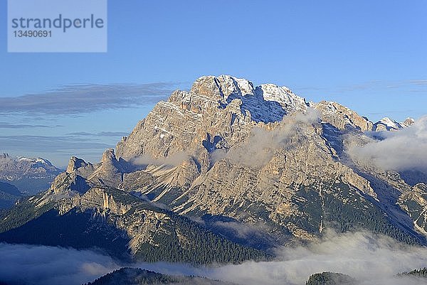 Blick von der Auronzohütte 2320 m zum Monte Cristallino di Misurina 2775 m  mit Nebelschwaden  Sextner Dolomiten  Südtirol  Italien  Europa