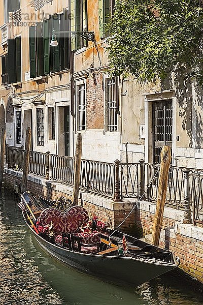 Vertäute Gondel mit herzförmigem Kissen auf engem Kanal mit historischen Wohngebäuden  Fondamenta de l'Osmarin  Stadtteil Castello  Venedig  Veneto  Italien  Europa