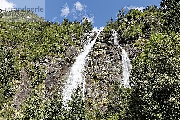 Nardis Wasserfall  130 Meter hoch  Val Genova  Genova Tal  bei Carisolo  Adamello-Brenta Naturpark  Vinschgau  Dolomiten  Trentino-Südtirol  Italien  Europa