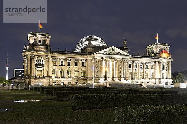 Reichstag bei Nacht  hinter Fernsehturm Alexanderplatz  Regierungsviertel  Berlin  Deutschland  Europa