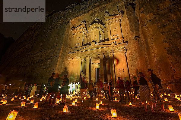 Kerzen vor dem Schatzhaus des Pharao bei Nacht  beleuchtete Fassade des Schatzhauses Al-Khazneh  Khazne Faraun  Mausoleum in der Nabatäerstadt Petra  nahe Wadi Musa  Jordanien  Asien