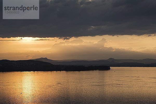 Blick über den Bodensee  Halbinsel Mettnau und Hegauberge am Horizont  Berlingen  Kanton Thurgau  Schweiz  Europa