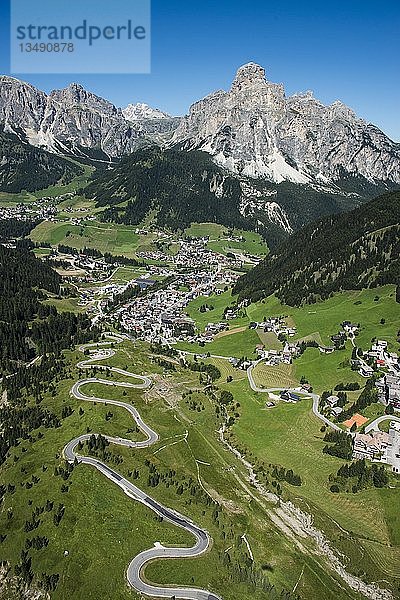 Dolomiten  Corvara Bergdorf  Passo Campolongo  Sassongher  Luftaufnahme  Corvara  Italien  Europa