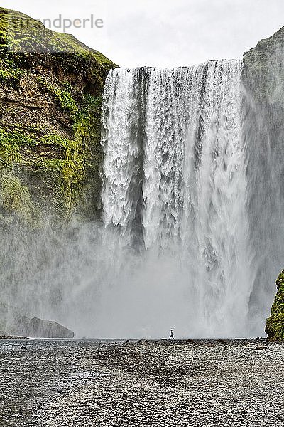 Skogafoss  Wasserfall nahe der RingstraÃŸe  SuÃ°urland  Sudurland  SÃ?disland  Island  Europa