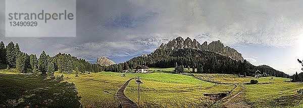 Panoramablick vom Würzjoch mit den Aferer Geisler Bergen und dem Peitlerkofel im Hintergrund  Villnösstal  Provinz Bozen  Italien  Europa