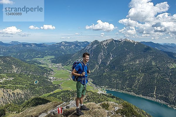Wanderer auf dem Gipfel des Seekarspitzes  Blick auf den Achensee und das Tal nach Achenkirch  Tirol  Österreich  Europa