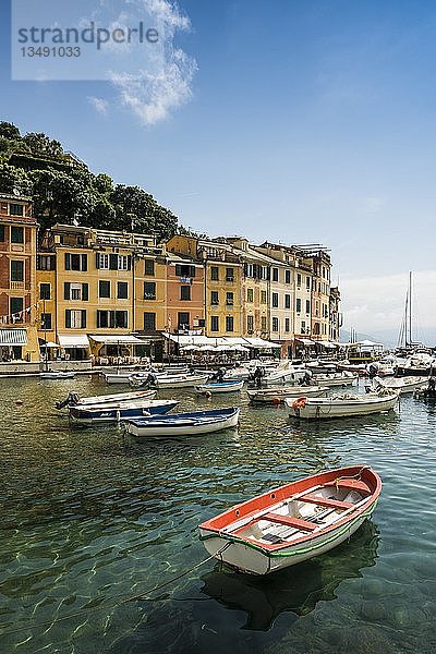 Lokale Ansicht eines Dorfes mit bunten Häusern und Hafen  Portofino  Provinz Genua  Ligurien  Italien  Europa