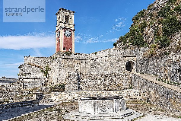 Brunnen  Glockenturm  alte Festung  Kerkyra  Insel Korfu  Ionische Inseln  Griechenland  Europa