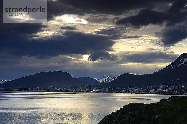 Abendstimmung mit Wolken am Beagle-Kanal  im Hintergrund Ushuaia  Provinz Tierra del Fuego  Feuerland  Argentinien  Südamerika