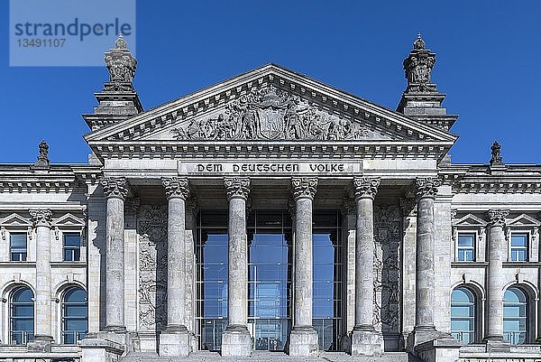 Hauptfassade Reichstagsgebäude  Berlin  Deutschland  Europa