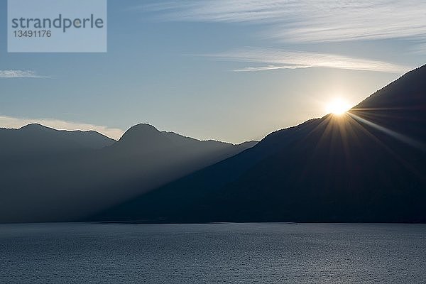 Abendsonne scheint über Bergsilhouette  Howe Sound  Squamish  British Columbia  Kanada  Nordamerika