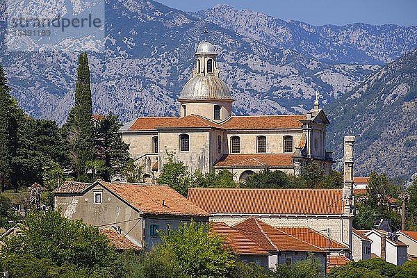 Kirche Bogorodicin Hram  Prcanj  Bucht von Kotor  Montenegro  Europa