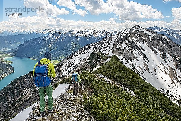 Zwei Wanderer auf Wanderweg  Überquerung vom Seekarspitz zum Seebergspitz  Blick auf den Achensee  Tirol  Österreich  Europa