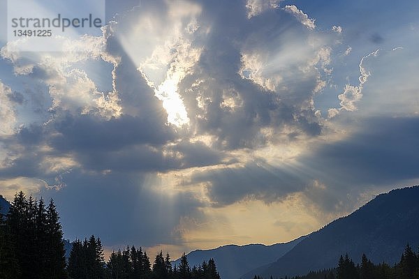 Sonnenstrahlen in Wolken  Frontriss  Lenggries  Isarwinkel  Oberbayern  Bayern  Deutschland  Europa