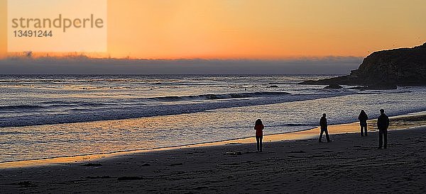 Menschen bei Sonnenuntergang am Pazifikstrand von Cambria  Kalifornien  Vereinigte Staaten  Nordamerika