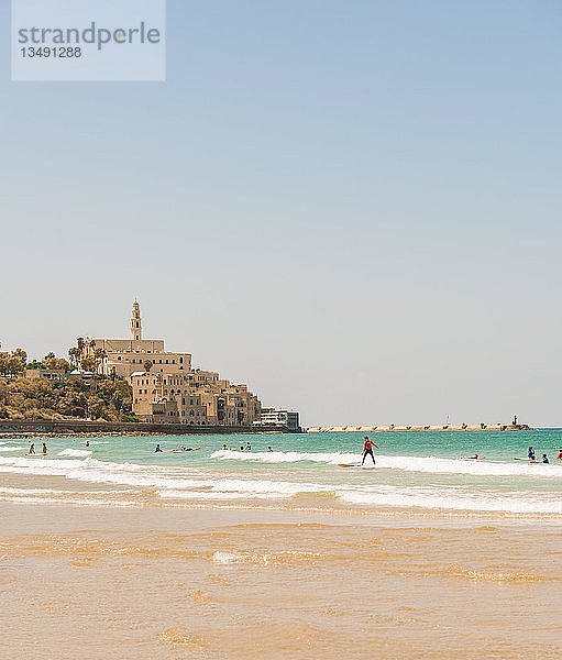 Surfer am Strand  Alma Beach  hinter der Altstadt von Jaffa mit der St. Peter's Church  alter Hafen  Tel Aviv-Jaffa  Israel  Asien