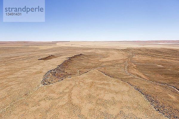 Luftaufnahme  vom Regen ausgewaschene Abbruchkante  Namib-Wüste  Namib-Naukluft-Nationalpark  Namibia  Afrika