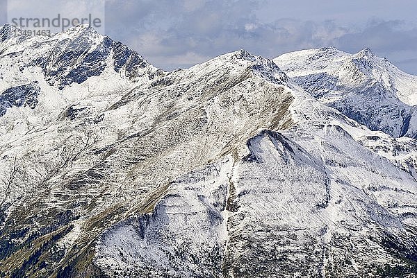 Blick entlang der Großglockner Hochalpenstraße auf leicht schneebedeckte Berge  Nationalpark Hohe Tauern  Kärnten  Österreich  Europa