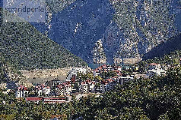 Stadt Pluzine  Stausee Pivsko jezero  Montenegro  Europa