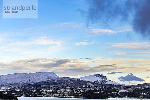 Portree im Winter bei Sonnenaufgang mit Old man of Storr und Bergen im Hintergrund  Portree  Isle of Skye  Schottland  Vereinigtes Königreich  Europa