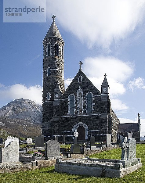 Herz-Jesu-Kirche vor dem Mt. Errigal  Donegal  Irland  Europa