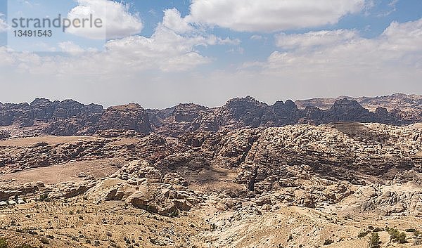 Blick auf die Siq-Schlucht und die nabatäische Stadt Petra  Wadi Musa  Jordanien  Asien