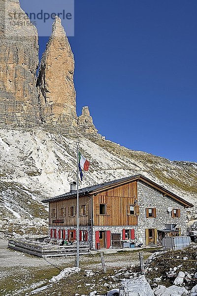 Lavaredo-Hütte 2344 m unterhalb der Drei Zinnen Südwand  Sextener Dolomiten  Provinz Belluno  Italien  Europa