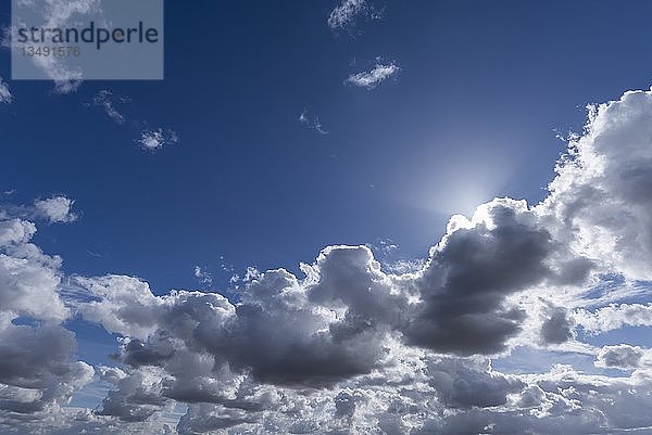 Sonne hinter Regenwolken (Nimbostratus)  blauer Himmel  Deutschland  Europa