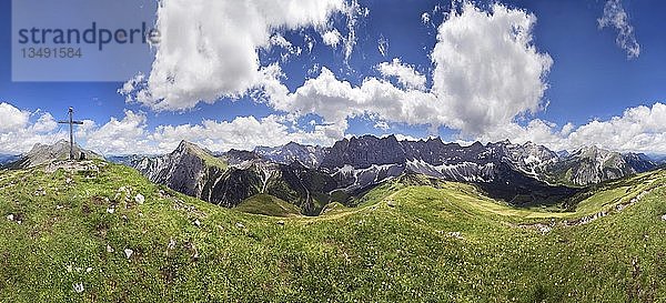 360 Â° Panoramablick vom Mahnkopf auf die Gipfel des Karwendelgebirges  Gipfelkreuz und dramatische Wolkenformation  nahe der FalkenhÃ?tte  Tirol  Ã-sterreich  Europa