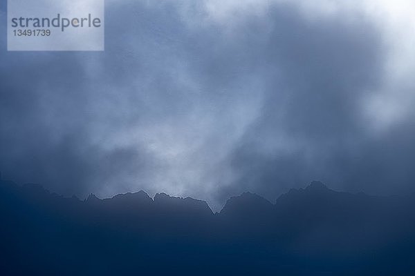 Felsiger Gipfelgrat mit Nebel  Ehrwald  Tirol  Österreich  Europa