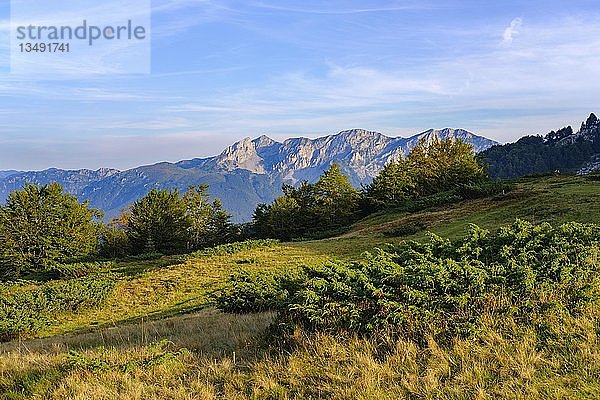 Blick von der Stavna-Alm im Komovi-Gebirge  hinter den Bergen Ilijina Glava und Zijeva Glava  bei Andrijevica  Montenegro  Europa