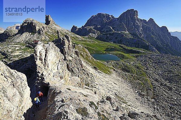 Aufstieg auf den Paternkofel  hinter Drei Zinnen Hütte und Böddensee  Sextner Dolomiten  Hochpustertal  Südtirol  Italien  Europa