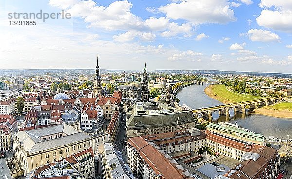Blick auf die Altstadt mit Augustusbrücke  Terrassenufer  Hofkirche  Residenzschloss und Elbe von der Frauenkirche aus  Dresden  Sachsen  Deutschland  Europa