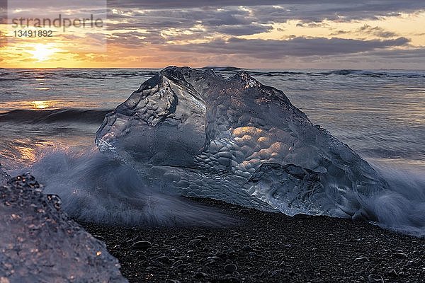 Angeschwemmte Eisberge bei Sonnenaufgang  Gletscherlagune  JÃ¶kulsÃ¡rlÃ³n  Island  Europa