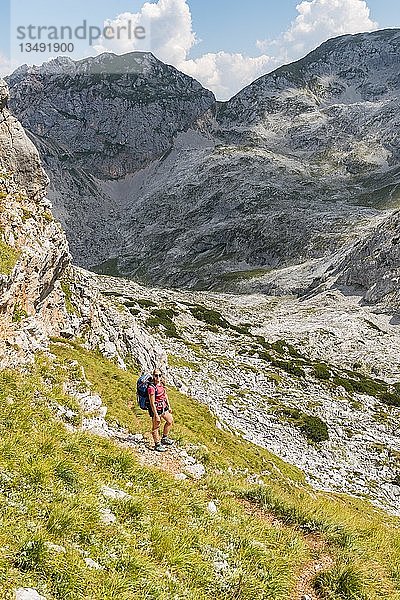 Wanderer mit Rucksack  Wanderweg in den Funtenseetauern  Steinernes Meer  Nationalpark Berchtesgaden  Berchtesgadener Land  Oberbayern  Bayern  Deutschland  Europa