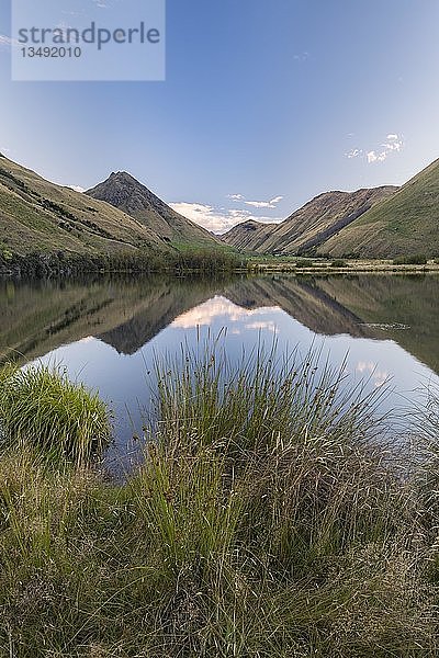 Berge spiegeln sich im See  Moke Lake bei Queenstown  Otago  Südinsel  Neuseeland  Ozeanien