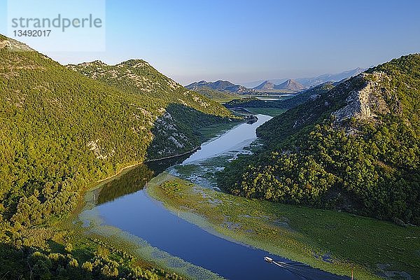 Fluss Rijeka Crnojevica  Blick vom Aussichtspunkt Pavlova Strana  Nationalpark Skadarsee  bei Cetinje  Montenegro  Europa
