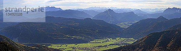 Blick von der Kampenwand ins Tal der Tiroler Achen  dahinter Alpenhauptkamm  Bayern  Oberbayern  Deutschland  Europa