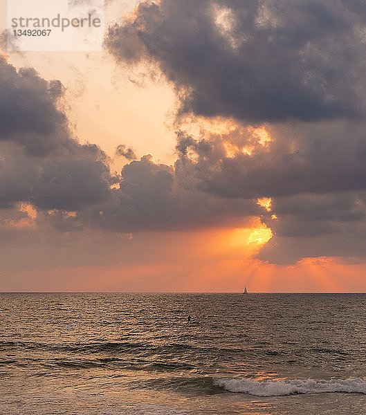 Roter Sonnenuntergang über dem Meer  Tel Aviv  Israel  Asien