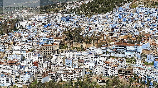 Blick auf blaue Häuser der Medina von Chefchaouen mit Kasbah  Chaouen  Riffgebirge  Tanger-TÃ©touan  Marokko  Afrika