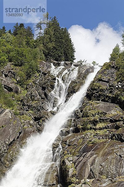 Nardis Wasserfall  130 Meter hoch  Val Genova  Genova Tal  bei Carisolo  Adamello-Brenta Naturpark  Vinschgau  Dolomiten  Trentino-Südtirol  Italien  Europa