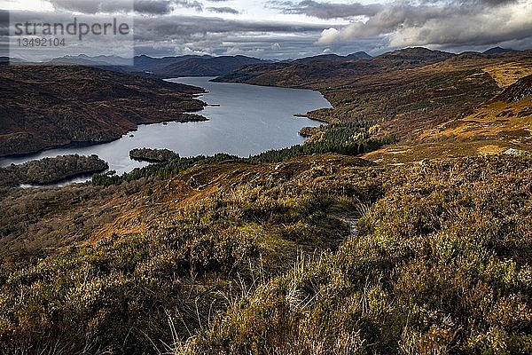 Herbstlandschaft der Highlands  im Hintergrund Loch Katrine und die Highlands  Trossachs National Park  Glasgow  Schottland  Vereinigtes Königreich  Europa