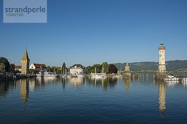 Hafen mit Mangturm und Leuchtturm  Lindau  Bodensee  Bayern  Deutschland  Europa